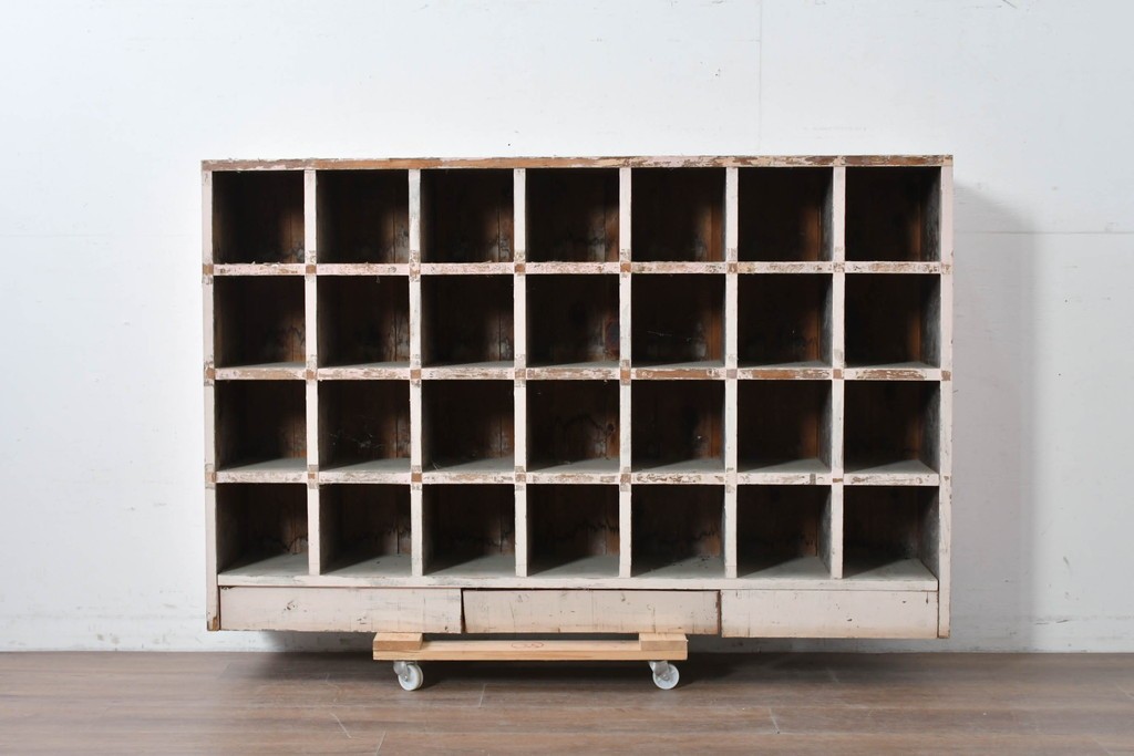 《ペイント仕上げ限定》　和製ヴィンテージ　小振りな28マス収納のシンプルなマス目棚　(R-086754)