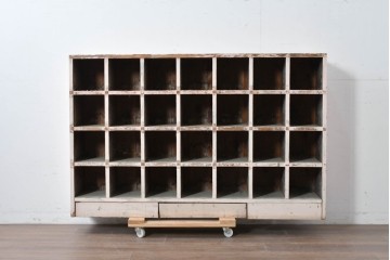 《ペイント仕上げ限定》　和製ヴィンテージ　小振りな28マス収納のシンプルなマス目棚　(R-086754)