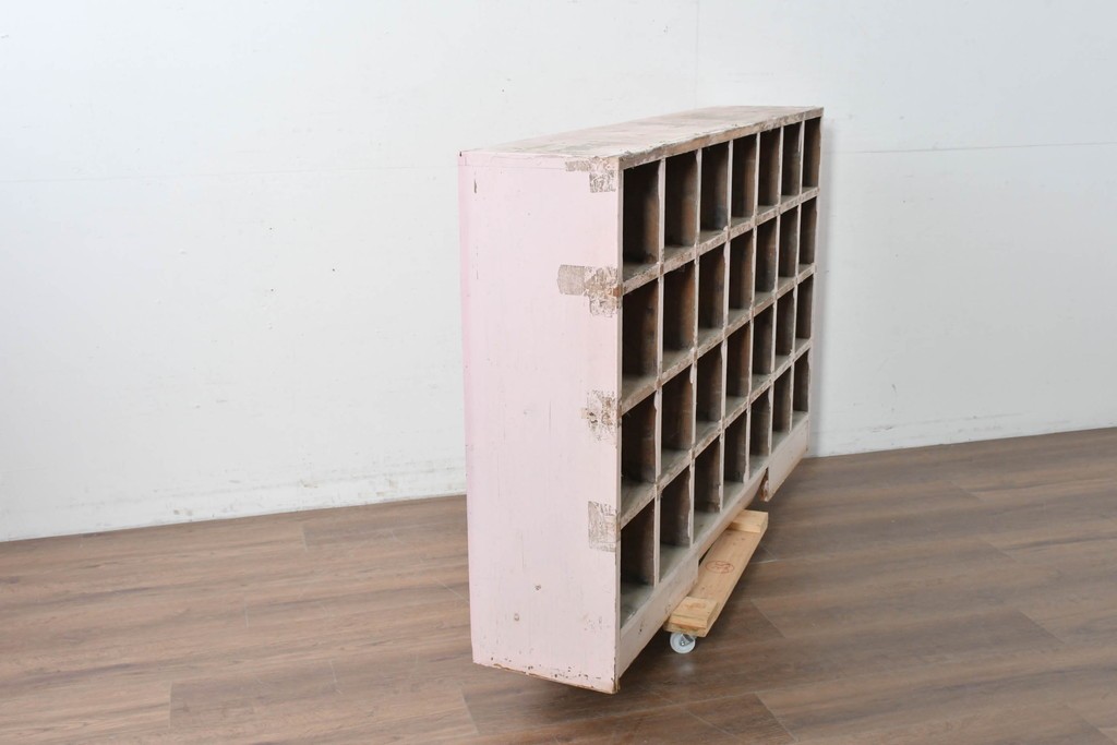 《ペイント仕上げ限定》　和製ヴィンテージ　小振りな28マス収納のシンプルなマス目棚　(R-086754)