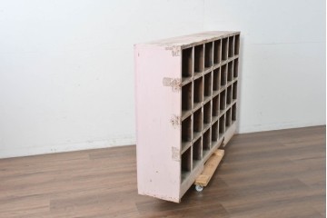 《ペイント仕上げ限定》　和製ヴィンテージ　小振りな28マス収納のシンプルなマス目棚　(R-086754)