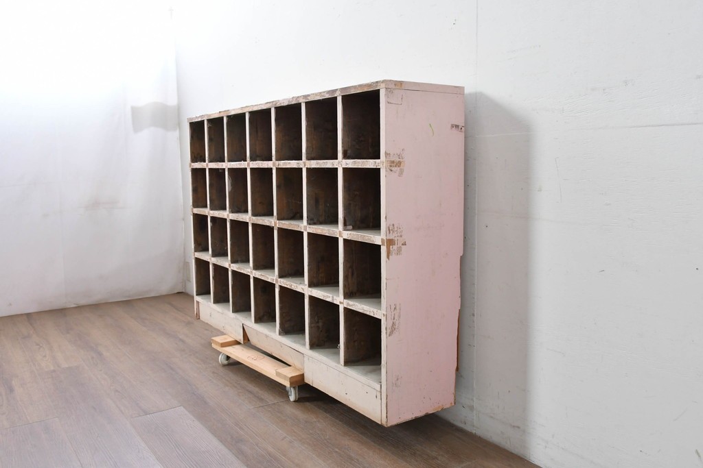 《ペイント仕上げ限定》　和製ヴィンテージ　小振りな28マス収納のシンプルなマス目棚　(R-086754)