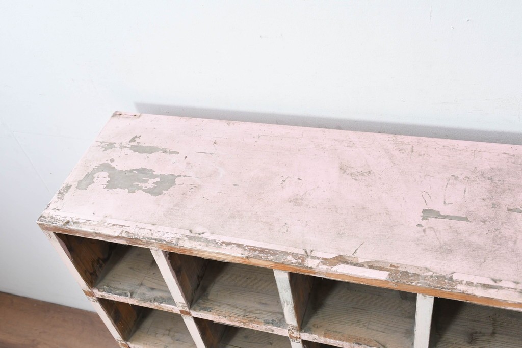 《ペイント仕上げ限定》　和製ヴィンテージ　小振りな28マス収納のシンプルなマス目棚　(R-086754)