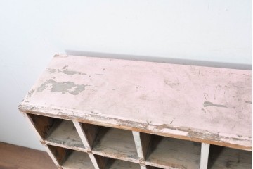 《ペイント仕上げ限定》　和製ヴィンテージ　小振りな28マス収納のシンプルなマス目棚　(R-086754)