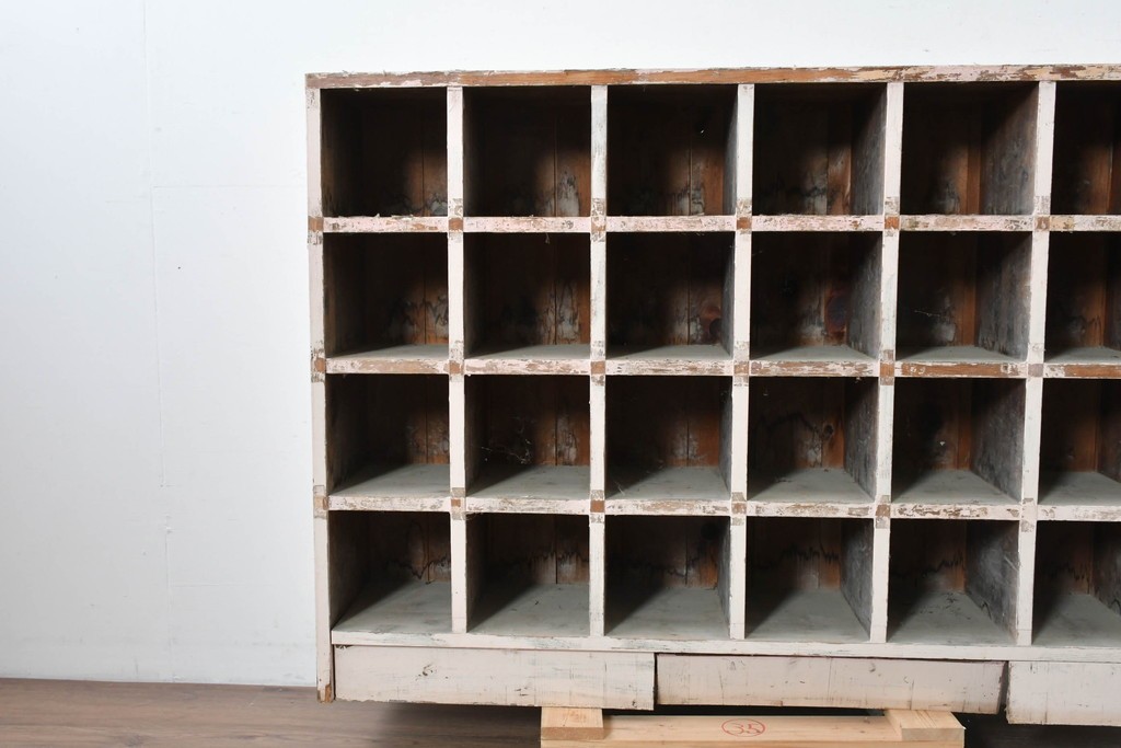 《ペイント仕上げ限定》　和製ヴィンテージ　小振りな28マス収納のシンプルなマス目棚　(R-086754)