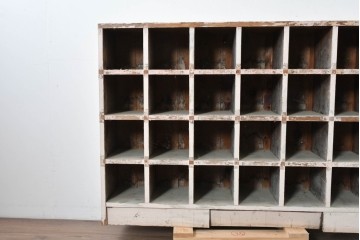 《ペイント仕上げ限定》　和製ヴィンテージ　小振りな28マス収納のシンプルなマス目棚　(R-086754)