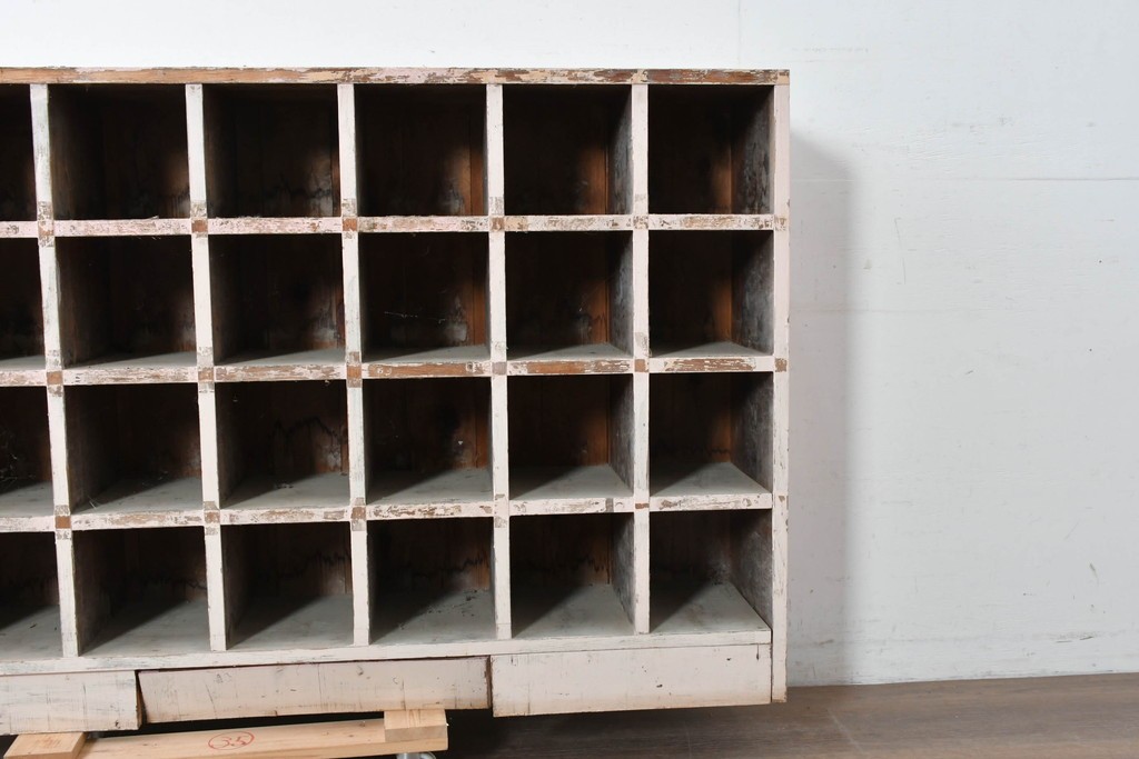 《ペイント仕上げ限定》　和製ヴィンテージ　小振りな28マス収納のシンプルなマス目棚　(R-086754)