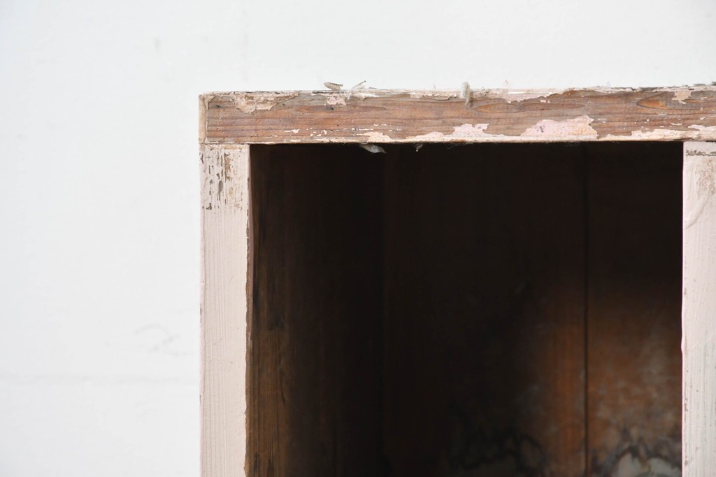 《ペイント仕上げ限定》　和製ヴィンテージ　小振りな28マス収納のシンプルなマス目棚　(R-086754)