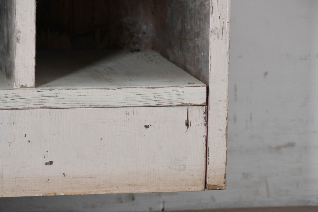 《ペイント仕上げ限定》　和製ヴィンテージ　小振りな28マス収納のシンプルなマス目棚　(R-086754)