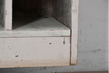 《ペイント仕上げ限定》　和製ヴィンテージ　小振りな28マス収納のシンプルなマス目棚　(R-086754)