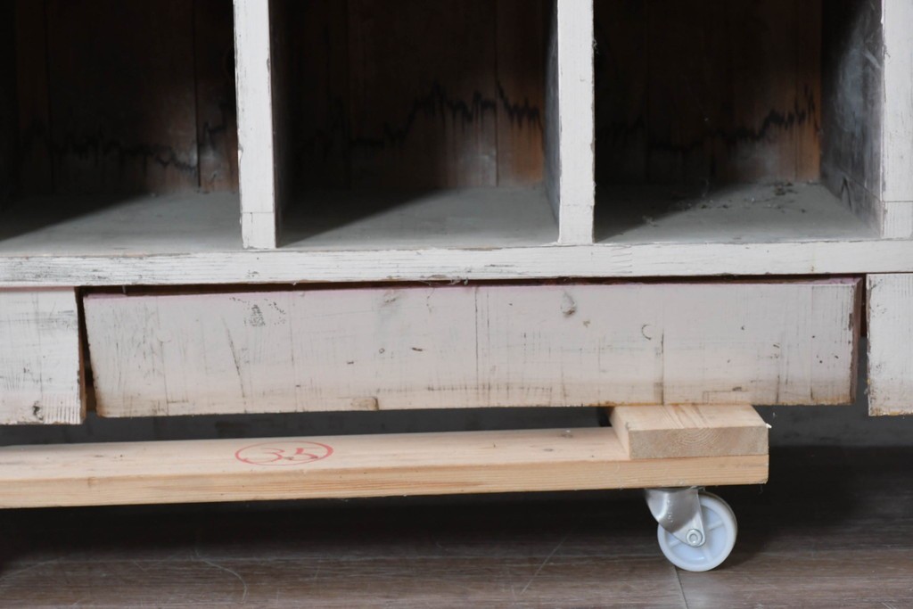 《ペイント仕上げ限定》　和製ヴィンテージ　小振りな28マス収納のシンプルなマス目棚　(R-086754)