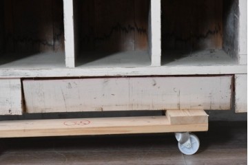 《ペイント仕上げ限定》　和製ヴィンテージ　小振りな28マス収納のシンプルなマス目棚　(R-086754)