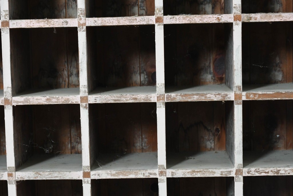 《ペイント仕上げ限定》　和製ヴィンテージ　小振りな28マス収納のシンプルなマス目棚　(R-086754)