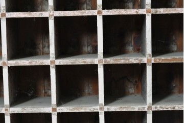 《ペイント仕上げ限定》　和製ヴィンテージ　小振りな28マス収納のシンプルなマス目棚　(R-086754)