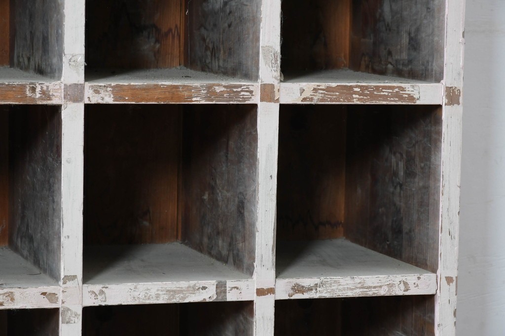 《ペイント仕上げ限定》　和製ヴィンテージ　小振りな28マス収納のシンプルなマス目棚　(R-086754)