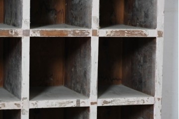 《ペイント仕上げ限定》　和製ヴィンテージ　小振りな28マス収納のシンプルなマス目棚　(R-086754)