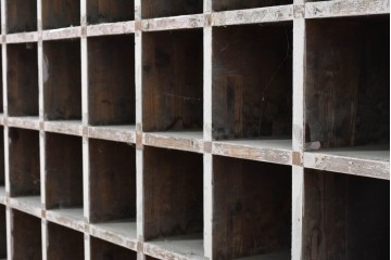 《ペイント仕上げ限定》　和製ヴィンテージ　小振りな28マス収納のシンプルなマス目棚　(R-086754)