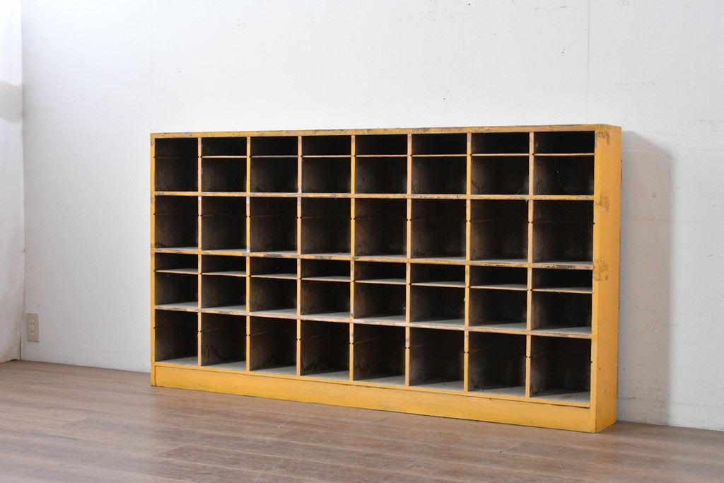 《ペイント仕上げ限定》　和製ヴィンテージ　小振りな32マス収納の棚板付きマス目棚　(R-086755)