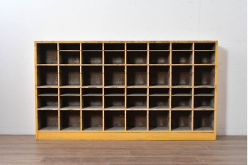 《ペイント仕上げ限定》　和製ヴィンテージ　小振りな32マス収納の棚板付きマス目棚　(R-086755)