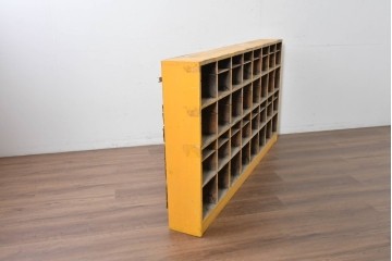 《ペイント仕上げ限定》　和製ヴィンテージ　小振りな32マス収納の棚板付きマス目棚　(R-086755)