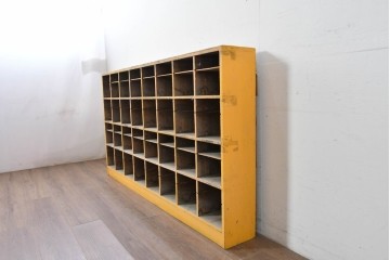 《ペイント仕上げ限定》　和製ヴィンテージ　小振りな32マス収納の棚板付きマス目棚　(R-086755)