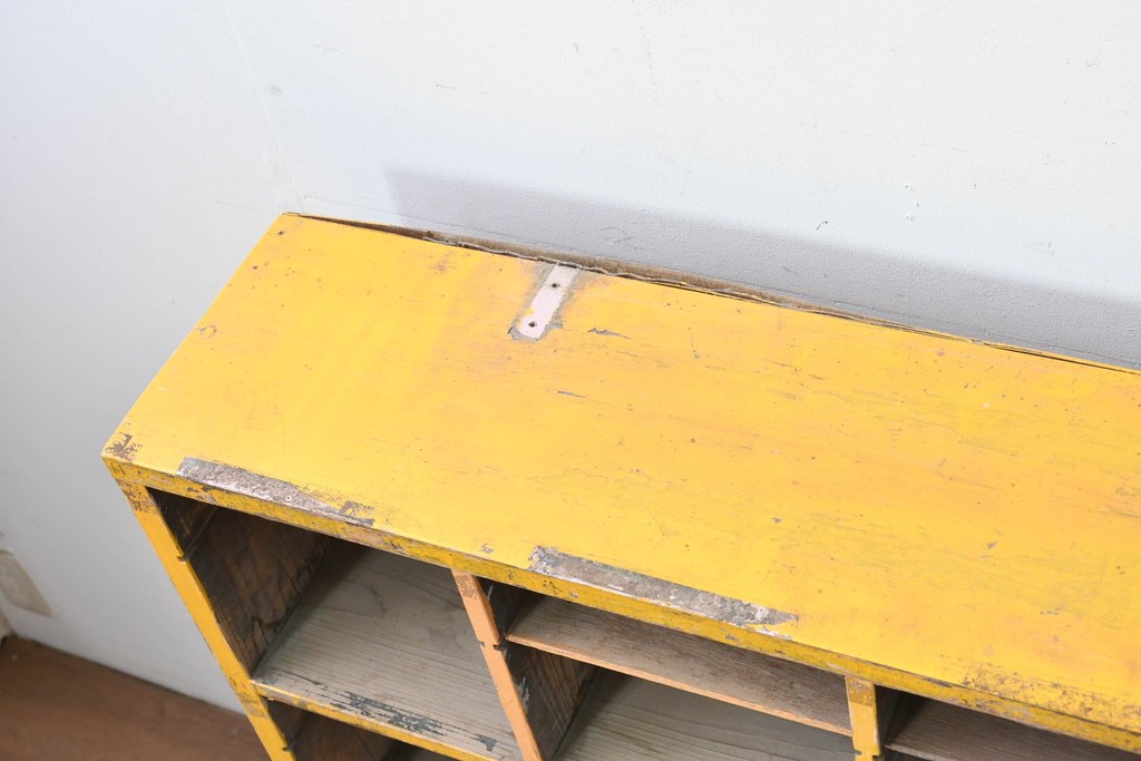 《ペイント仕上げ限定》　和製ヴィンテージ　小振りな32マス収納の棚板付きマス目棚　(R-086755)