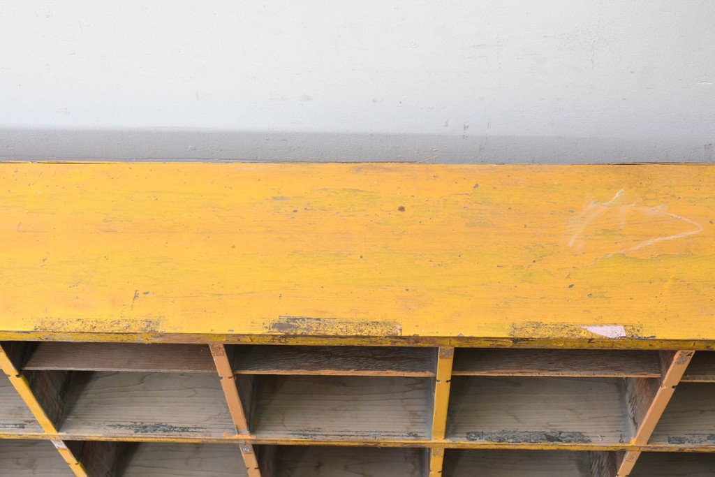 《ペイント仕上げ限定》　和製ヴィンテージ　小振りな32マス収納の棚板付きマス目棚　(R-086755)