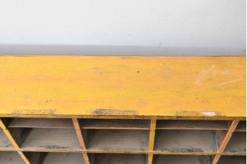 《ペイント仕上げ限定》　和製ヴィンテージ　小振りな32マス収納の棚板付きマス目棚　(R-086755)