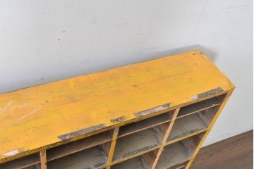 《ペイント仕上げ限定》　和製ヴィンテージ　小振りな32マス収納の棚板付きマス目棚　(R-086755)