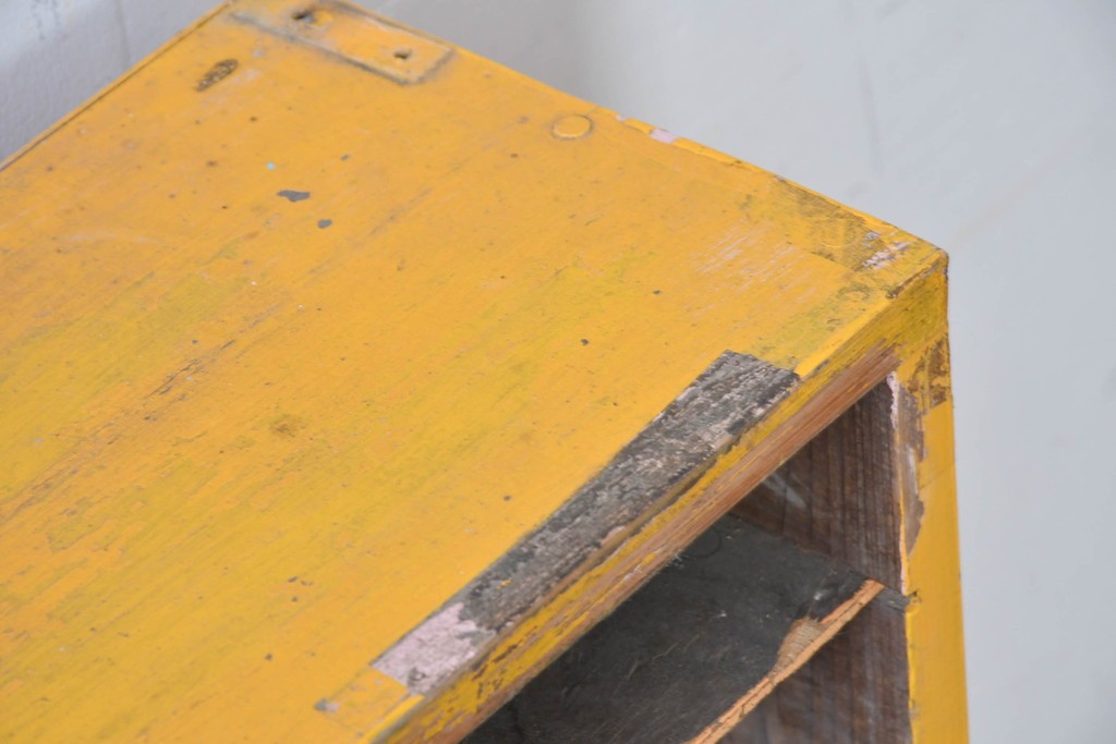 《ペイント仕上げ限定》　和製ヴィンテージ　小振りな32マス収納の棚板付きマス目棚　(R-086755)