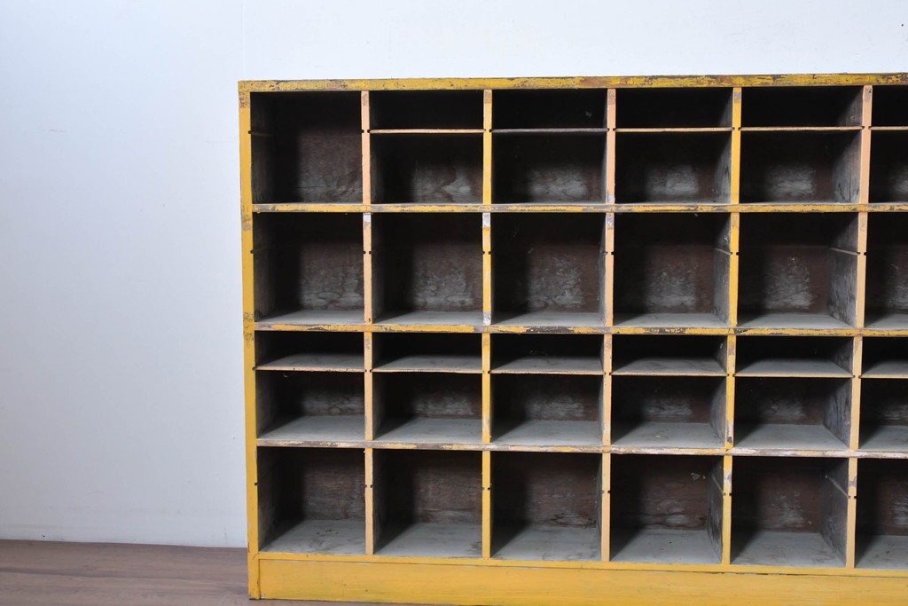 《ペイント仕上げ限定》　和製ヴィンテージ　小振りな32マス収納の棚板付きマス目棚　(R-086755)