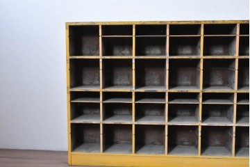 《ペイント仕上げ限定》　和製ヴィンテージ　小振りな32マス収納の棚板付きマス目棚　(R-086755)