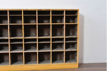 《ペイント仕上げ限定》　和製ヴィンテージ　小振りな32マス収納の棚板付きマス目棚　(R-086755)