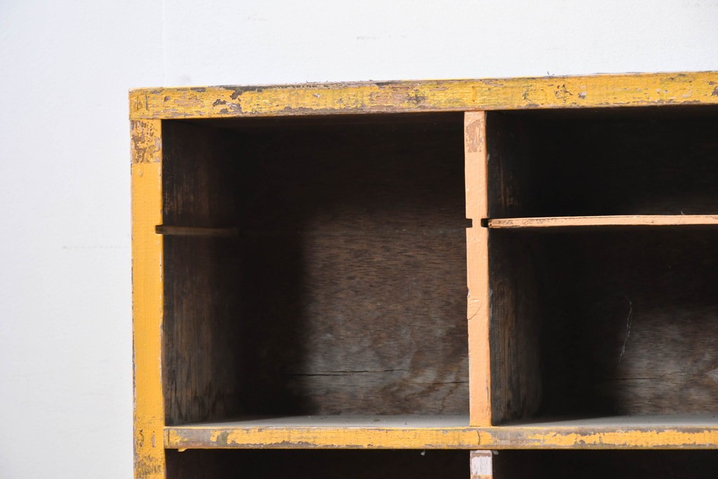 《ペイント仕上げ限定》　和製ヴィンテージ　小振りな32マス収納の棚板付きマス目棚　(R-086755)