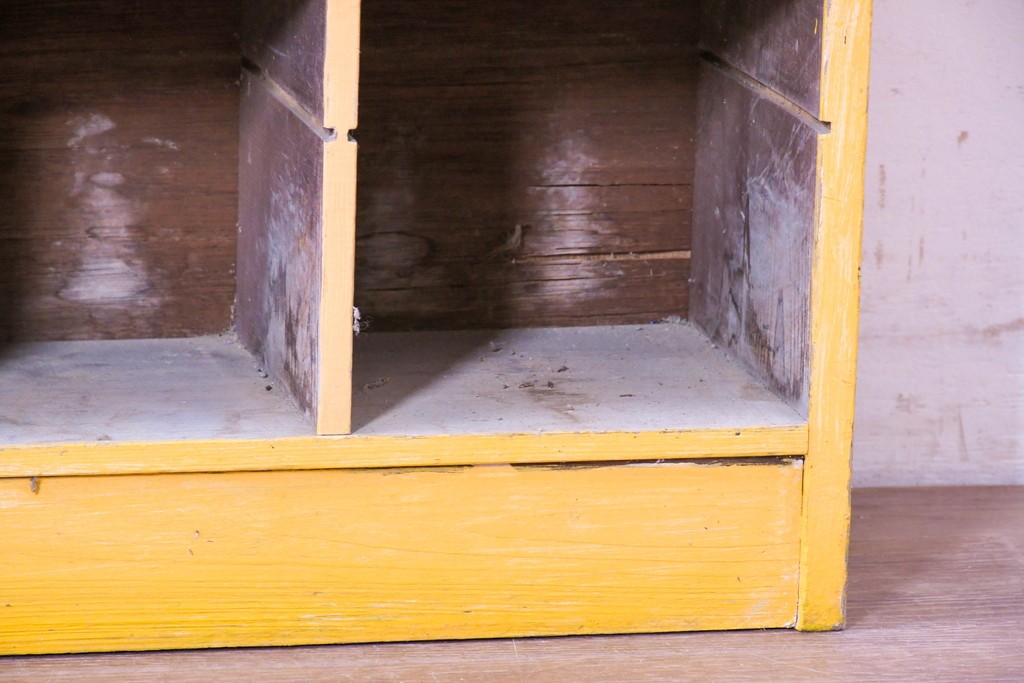 《ペイント仕上げ限定》　和製ヴィンテージ　小振りな32マス収納の棚板付きマス目棚　(R-086755)