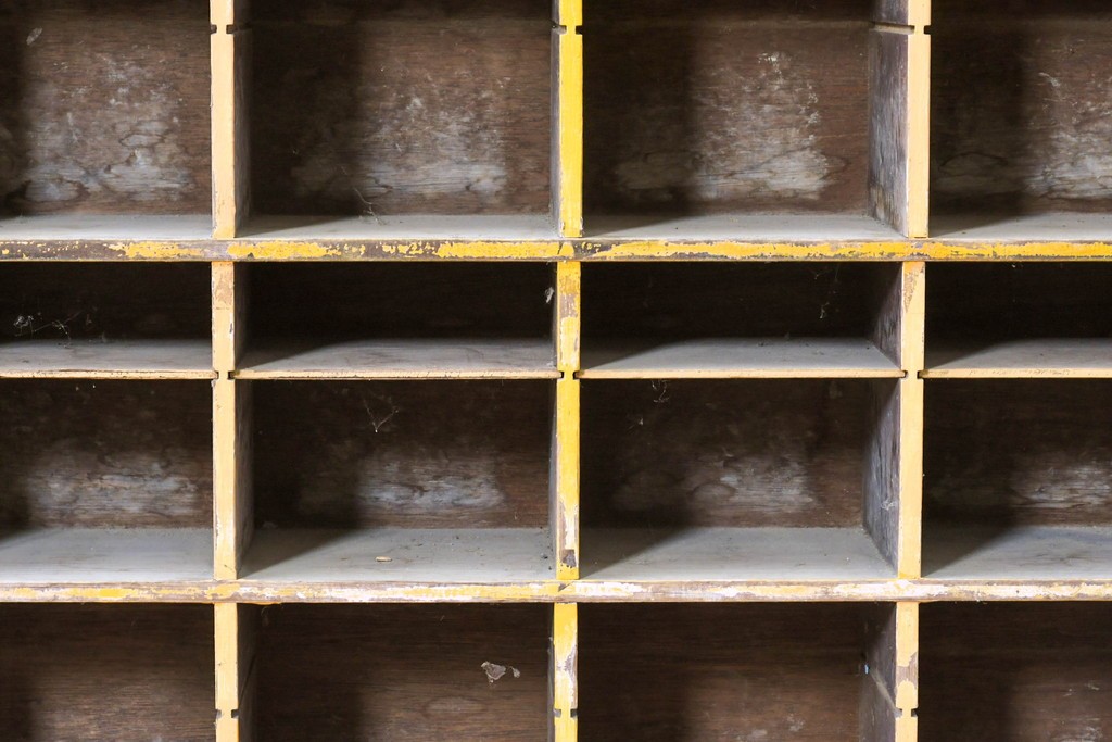 《ペイント仕上げ限定》　和製ヴィンテージ　小振りな32マス収納の棚板付きマス目棚　(R-086755)