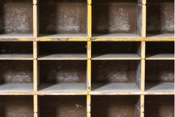 《ペイント仕上げ限定》　和製ヴィンテージ　小振りな32マス収納の棚板付きマス目棚　(R-086755)