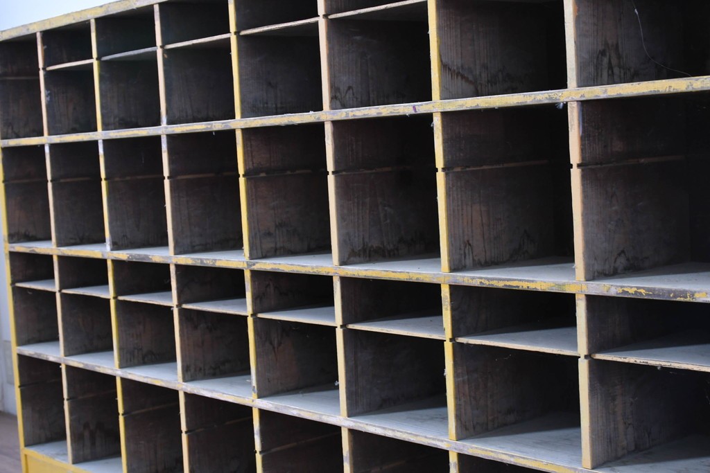 《ペイント仕上げ限定》　和製ヴィンテージ　小振りな32マス収納の棚板付きマス目棚　(R-086755)