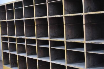 《ペイント仕上げ限定》　和製ヴィンテージ　小振りな32マス収納の棚板付きマス目棚　(R-086755)