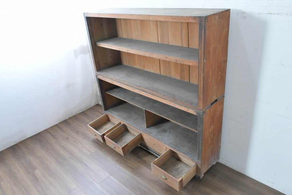 和製アンティーク　素朴な木味が魅力の引き出し付き飾り棚　(R-086756)