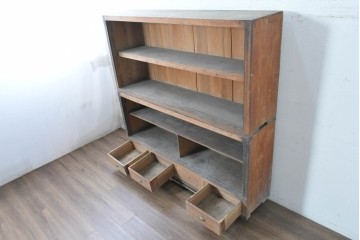 和製アンティーク　素朴な木味が魅力の引き出し付き飾り棚　(R-086756)