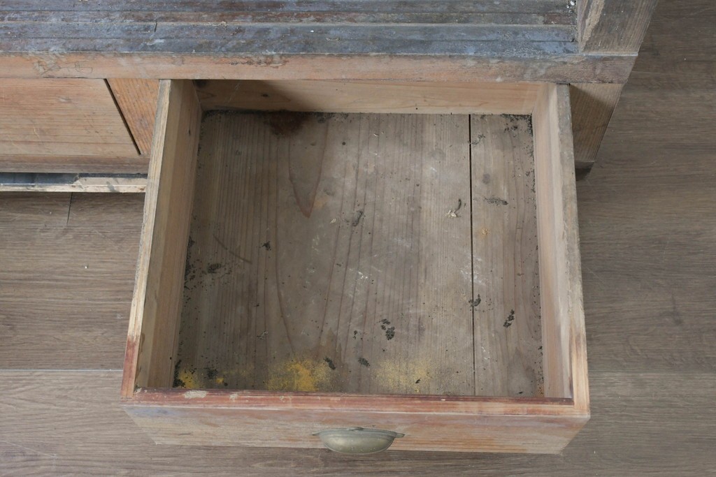 和製アンティーク　素朴な木味が魅力の引き出し付き飾り棚　(R-086756)