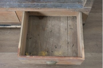 和製アンティーク　素朴な木味が魅力の引き出し付き飾り棚　(R-086756)