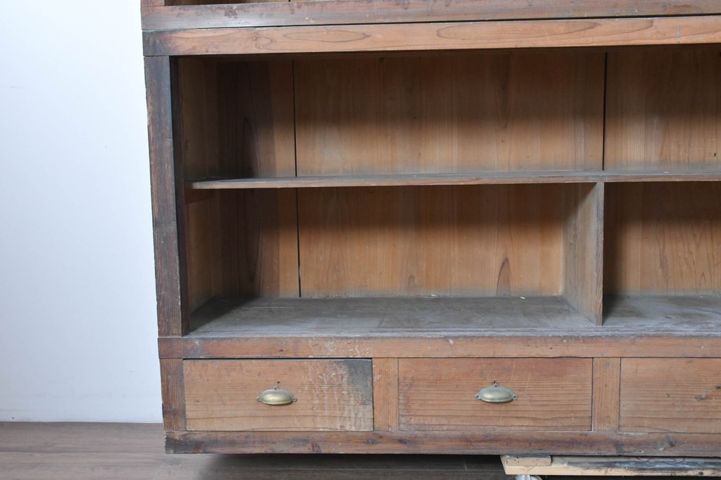 和製アンティーク　素朴な木味が魅力の引き出し付き飾り棚　(R-086756)