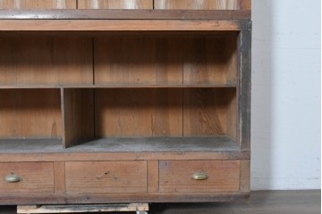 和製アンティーク　素朴な木味が魅力の引き出し付き飾り棚　(R-086756)