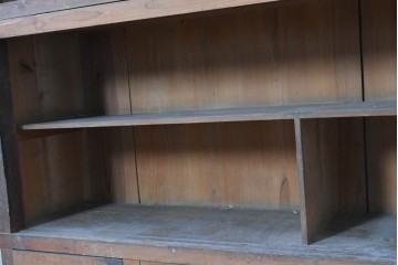 和製アンティーク　素朴な木味が魅力の引き出し付き飾り棚　(R-086756)