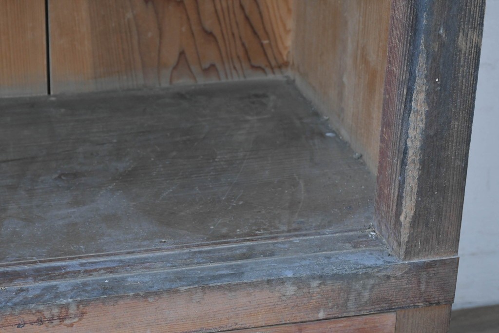 和製アンティーク　素朴な木味が魅力の引き出し付き飾り棚　(R-086756)