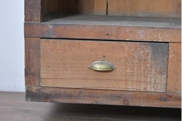 和製アンティーク　素朴な木味が魅力の引き出し付き飾り棚　(R-086756)