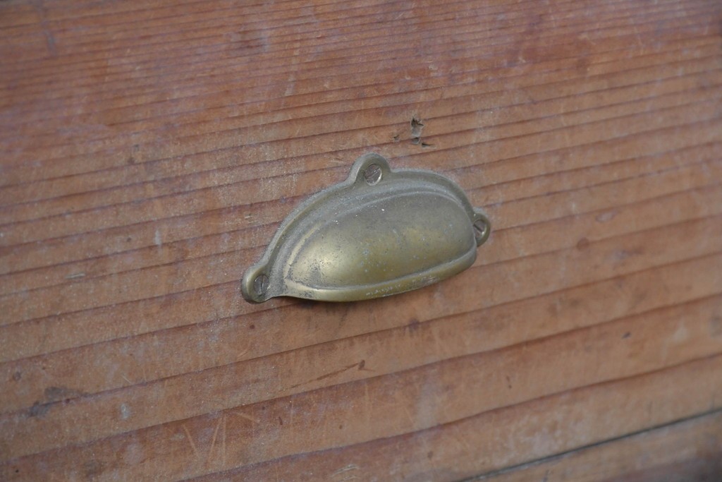 和製アンティーク　素朴な木味が魅力の引き出し付き飾り棚　(R-086756)