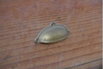 和製アンティーク　素朴な木味が魅力の引き出し付き飾り棚　(R-086756)