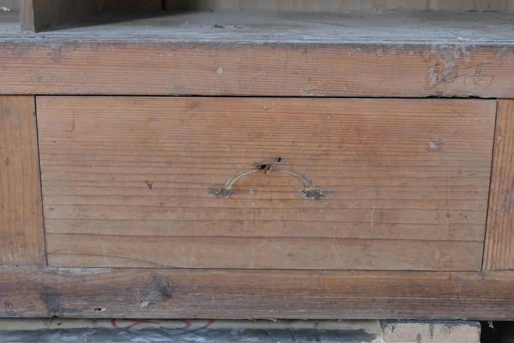 和製アンティーク　素朴な木味が魅力の引き出し付き飾り棚　(R-086756)